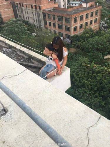 女子抱着3岁儿子跳楼