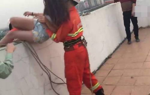 女子抱着3岁儿子跳楼