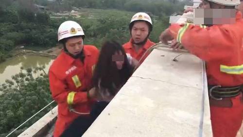 女子抱着3岁儿子跳楼