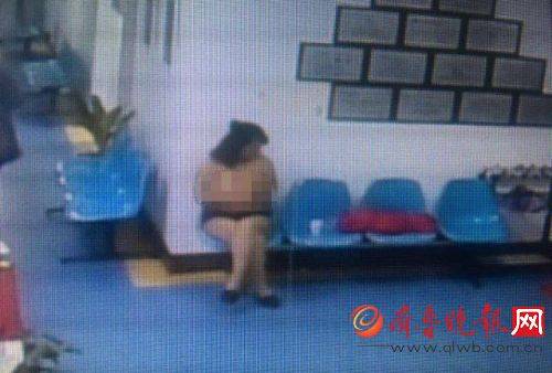 女子在南昌大学医疗美容整形门诊部整容嫌没效果 裸体坐医院大厅 现场照片令人咋舌