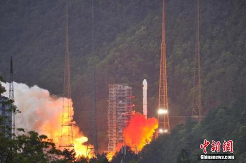 4月12日19时04分，中国西昌卫星发射中心成功发射实践十三号卫星。 叶乐峰 摄