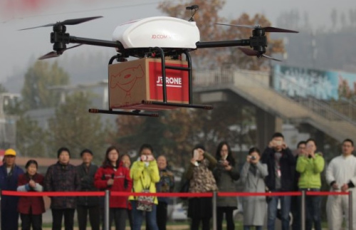 京东无人机在空中飞行送货。来源：京东供图