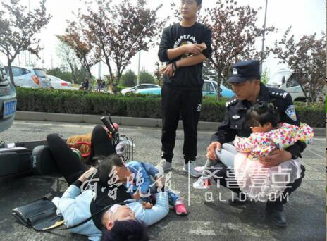济南一女子骑电动车载俩娃与汽车相撞,母女倒地受伤