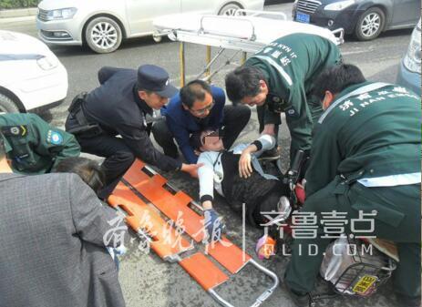 济南一女子骑电动车载俩娃与汽车相撞,母女倒地受伤