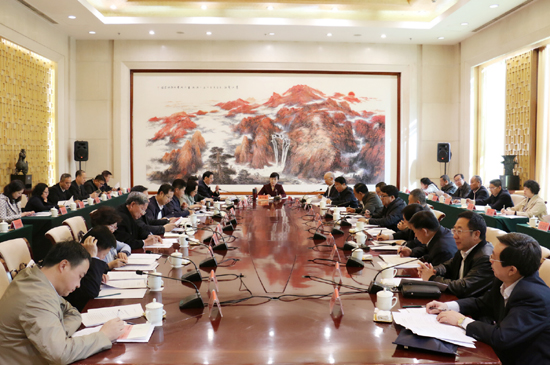 4月11日，自治区党委召开各民主党派、工商联和无党派代表人士调研协商座谈会，就2017年重点调研课题计划进行协商讨论。