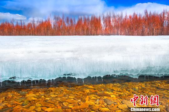 大兴安岭地区春天里的冰雪奇观 钟欣 摄