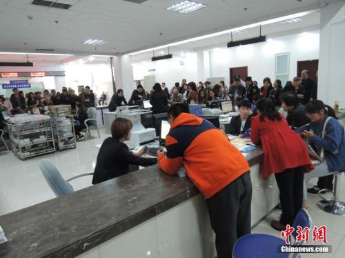 资料图：4月17日，在郑州市社会保险办事大厅，被网友调侃为“跪式窗口”的服务窗口已经整改。韩章云 摄 