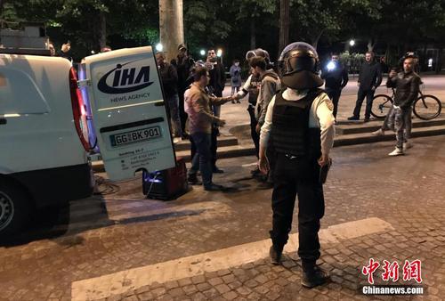 法国首都巴黎著名商业街香榭丽舍大道4月20日晚发生枪击事件，造成警察一死两伤，枪手也被警方开枪击毙。 法国总统奥朗德随后宣布，确信事件调查方向为“恐怖主义”。图为警方在香榭丽舍大道周边地带盘查。1