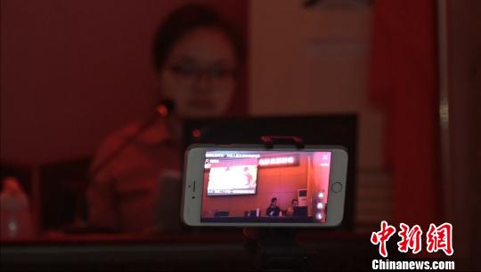 杜诚诚通过网络直播为盲人朋友讲解电影 王有哲 摄