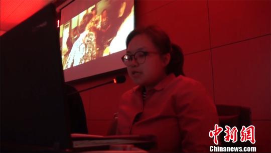 杜诚诚为盲人讲解电影 王有哲 摄