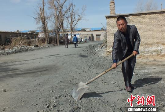 新疆兵团职工个人出资修路同事竖起大拇指点赞