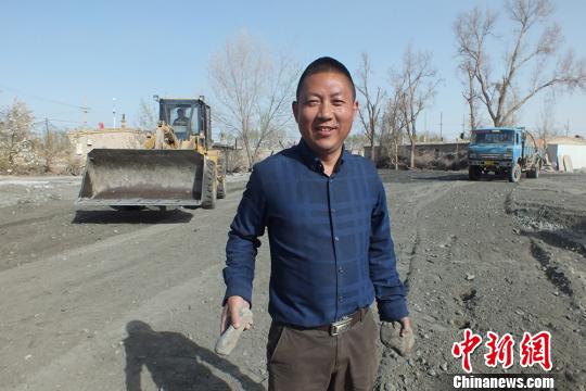 新疆兵团第二师三十团职工赖平自费修路。　王玉霞 摄