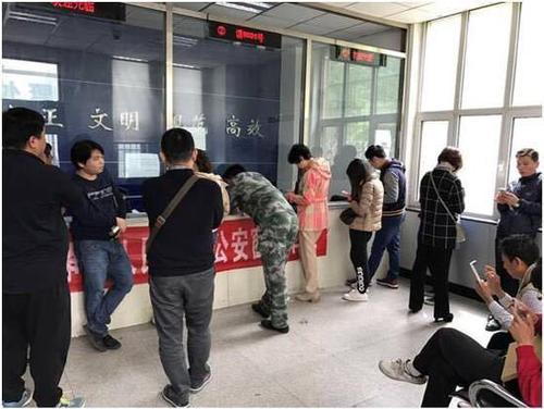 天津也现丁义珍式窗口 交警队:立刻增设了座椅