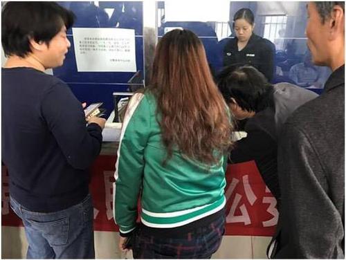 天津也有“丁义珍式窗口” 交警队：下午已增设座椅！