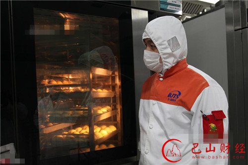 记者走访车间 探秘高铁盒饭制作过程