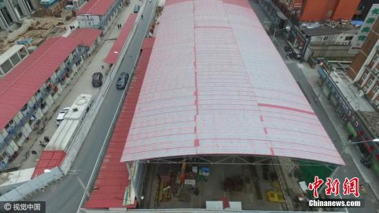2016年12月11日,上海,在建的轨交14号线源深路站工地近日试点全封闭绿色施工棚,将工地严严实实封闭在内,成为上海第一座工厂化工地。据了解,为降低施工过程中对周边单位及居民影响,建设者特意建造了全封闭式绿色施工棚,可将整座工地的施工作业全部封闭在工棚内。根据工地现场噪音检测数据显示,采用全封闭式绿色施工之后,现场的施工噪音比原来下降50分贝,施工噪音由原先约90分贝下降到目前的40分贝,大大改善施工对周边环境影响。不仅如此,工地建设转变为工厂化建设,基坑开挖为全封闭作业,吊装、挖土等施工均改变了传统作业方式,也避免了恶劣天气的侵扰。图片来源:视觉中国
