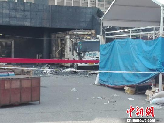 火源下方一辆用于救援的电力抢修车被烧毁，正等待清理。　王祎 摄