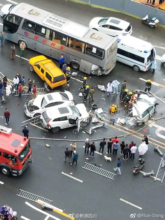 成都7车相撞：一车被拦腰截断夫妻俩身亡(图)