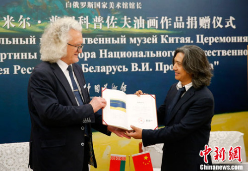 中国美术馆馆长吴为山(右)向佛拉基米尔·普罗科普佐夫颁发了捐赠证书。中新社记者 杜洋 摄