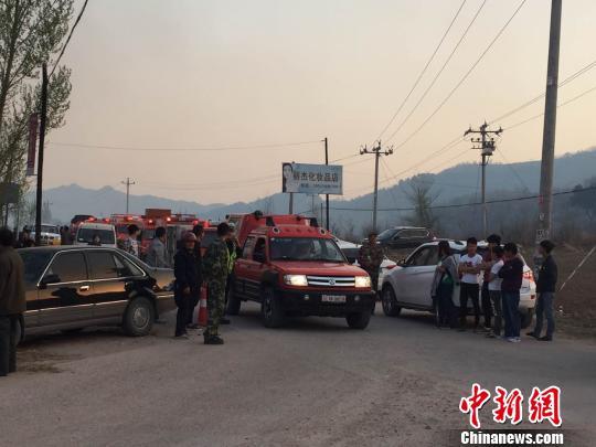 图为前来救火的消防车。　张帆 摄