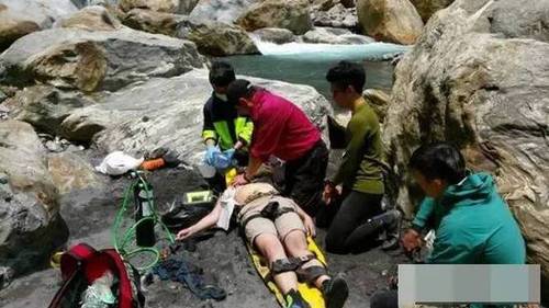 消防队长施援发现溺亡者是自己女儿 含泪跪地抢救