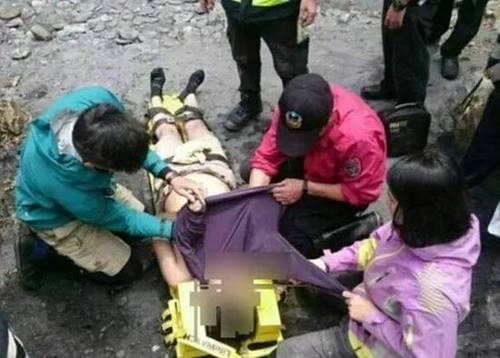 消防队长施援发现溺亡者是自己女儿 含泪跪地抢救