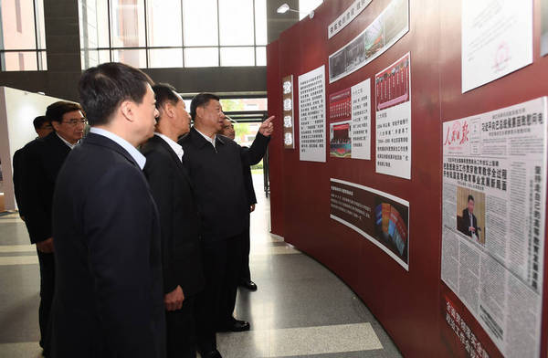 这是习近平参观校史及成果展。