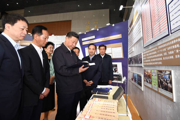 这是习近平参观校史及成果展2。