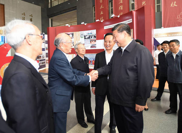 这是习近平会见中国政法大学资深教授，同他们亲切交谈。
