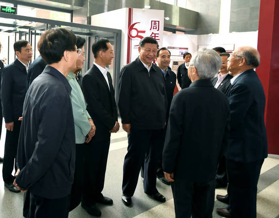 这是习近平会见中国政法大学资深教授，同他们亲切交谈。2