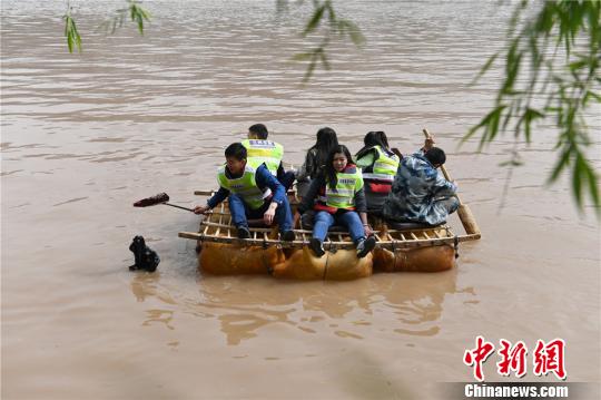 兰州青年乘羊皮筏子黄河畔边护生态吁守护“母亲河”