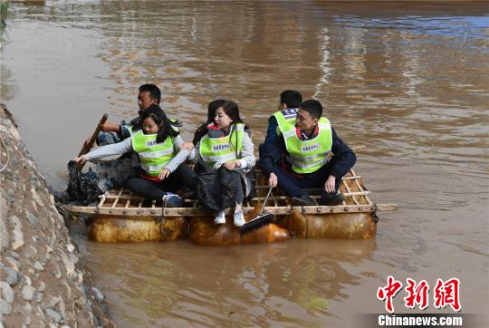 图为志愿者清理河道垃圾。　杨艳敏 摄