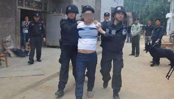 枪杀案嫌犯持枪与特警对峙2