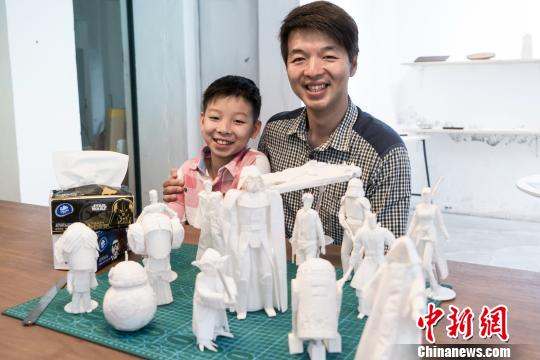 4日，广州80后父子正在用纸巾制作著名科幻电影《星球大战》人物模型。　华逸 摄