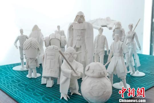 广州80后父子用纸巾制作的著名科幻电影《星球大战》人物模型，包括达斯维达、尤达大师、卢克、风暴兵、莱娅公主等经典人物角色。　华逸 摄