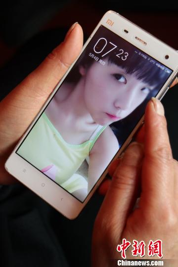 女儿与自己两地相隔10多年，如今已经长大成人。周红在高原工作期间也非常想念女儿，将女儿的照片设为手机屏保。　张浪 摄