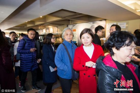 资料图：浙江省杭州市某商场一奢侈品集合店玩“快闪”，引发市民排队疯狂抢购。锐图 摄 图片来源：视觉中国