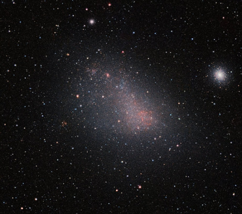 欧洲南方天文台公布了一张小麦哲伦星云的高清图像。(图片来源：ESO/VISTA VMC)