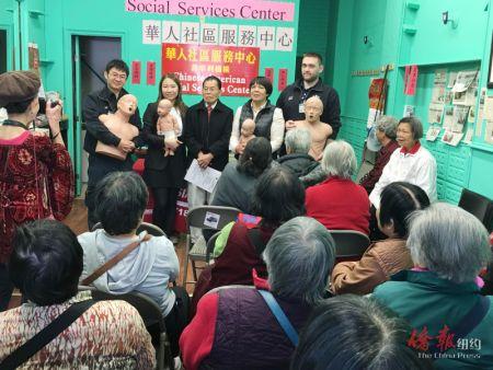 中国侨网布鲁克林华人社区服务中心邀请先锋救护车救护专员为宾臣墟侨胞讲解CPR急救方法，受到家长们欢迎。（美国《侨报》）