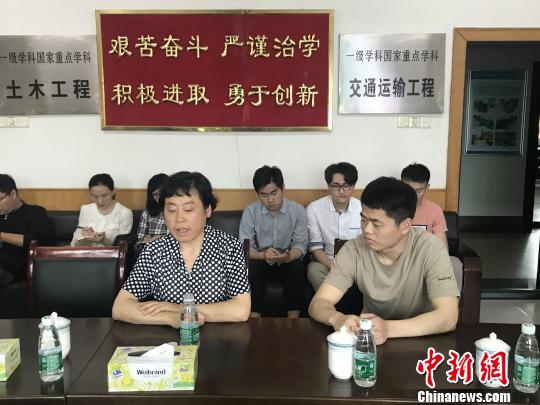 “90后”大学生携盲母求学：“带您领略世界的繁华冷暖”