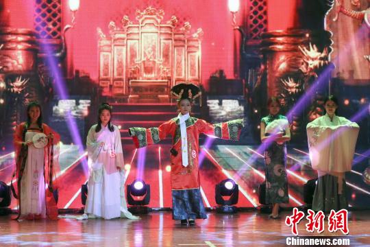 图为青海师范大学新闻学院播音与主持艺术专业毕业生演绎古今服饰秀。　罗云鹏 摄