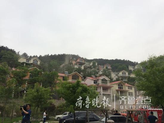 据了解，日前南部山区管委会收到群众举报，称青龙峪有大片豪华别墅群，是打着建生态林果观光健身园的旗号的违法建筑，要求有关部门认真履行职责，深入调查真相，还真相于民。接到举报后，管委会立即核查，展开部署。据了解，被举报的违建别墅群名为“青龙峪”，位于西营镇大南营村，是2003年8月某海鲜副食品公司、山东三通生物公司、开发商张某与济南市历城区西营镇大南营村委会签订《开发建设青龙峪生态林果观光健身园合同书》，将这片地域承租下来后，打着建生态林果观光健身园的旗号，未按照合同约定，违反土地利用总体规划，擅自改变了土地的使用性质，于2005年10月占用该村未利用地私自投资建设别墅群，属于历史遗留违建。据悉，2006年发现青龙峪违建之后，济南市国土资源局曾立案对其处罚，要求其停工停售，限期拆除，并处罚款，但对方仍有蒙混过关的侥幸心理。
