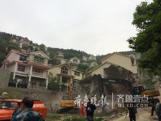 青龙峪别墅群区位于25度以上坡山地，地势非常陡峭，别墅都位于半山腰，由于地理位置限制，且别墅群分布密集，大型机械不能进入拆除现场，给此次拆除增加了相当大的难度。此次拆除行动利用1天时间完成，拆后将及时清运建筑垃圾和渣土，尽快对“受伤”山体进行生态修复治理，建绿透绿为山体“疗伤”。