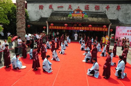 女婿跪地请岳母刺字 “尽忠报家”写在背上