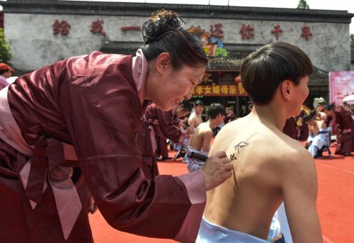 女婿跪地请岳母刺字 “尽忠报家”写在背上
