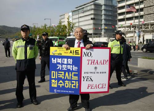 4月27日，在首尔光化门广场，一名抗议者在集会上手举反“萨德”标语。新华社记者郑焕松摄