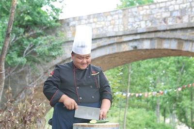 河南大男孩立志与美食为伍先习武减肥40余斤