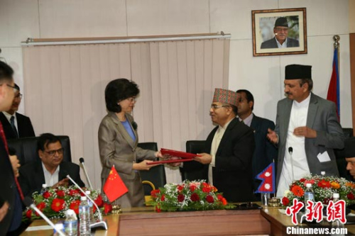 中国驻尼泊尔大使于红同尼方官员交换备忘录。<a target='_blank' href='http://www.chinanews.com/'>中新社</a>记者 钟欣 摄 点击进入下一页