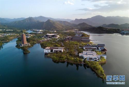 1 这是无人机航拍的雁栖湖（5月6日摄）。“一带一路”国际合作高峰论坛将于5月14日至15日在北京举行，怀柔雁栖湖国际会议中心是此次高峰论坛的主会场。新华社记者 李鑫 摄