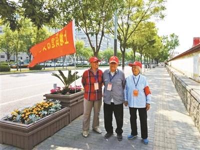 维护秩序、咨询服务……大爷大妈志愿者走上街头值守
